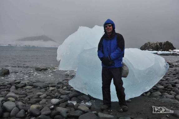 Junto a um grande bloco de gelo encalhado na praia de Turret Point, em King George Island, na Antártida
